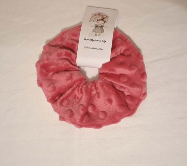 Scrunchie με φροντίδα στη λεπτομέρεια